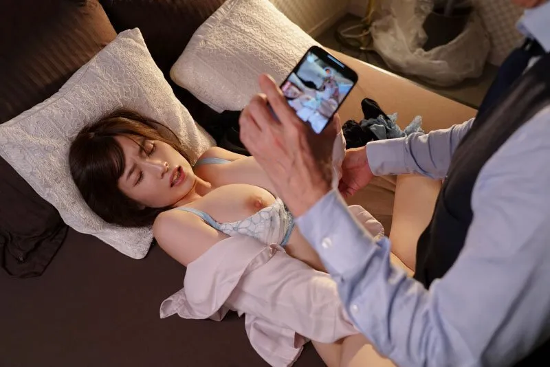 Tiền bối chuốc thuốc em thư ký bắt xxx cả đêm khi đi công chuyện xa